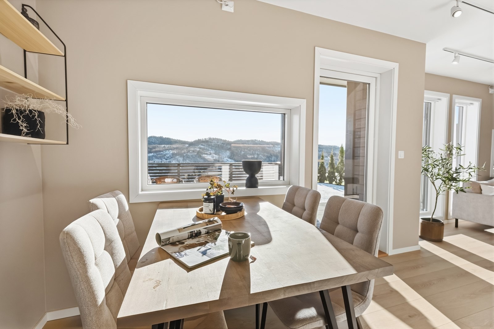 Fra stue/kjøkken er det direkte utgang til terrasse og plen i fornt. Galleribilde