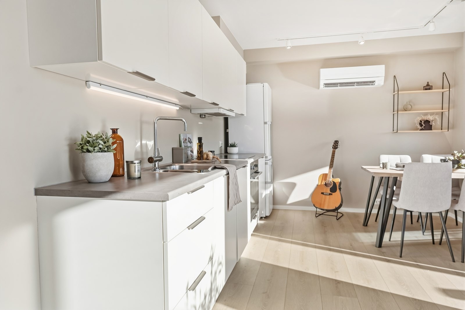 Tidløs og nøytral kjøkkeninnredning fra Strai. Integrerte hvitevarer på kjøkken medfølger i salget. Galleribilde