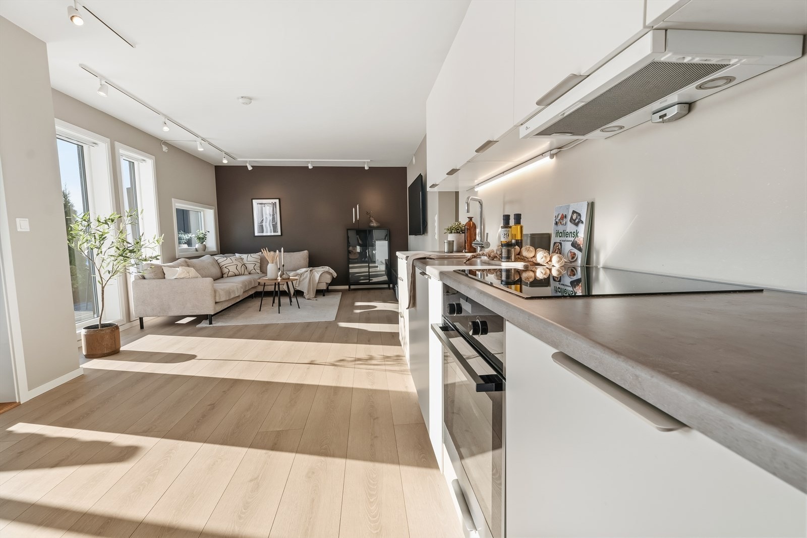 Den åpne løsningen mellom kjøkken og stue gir ekstra god romfølelse. Galleribilde