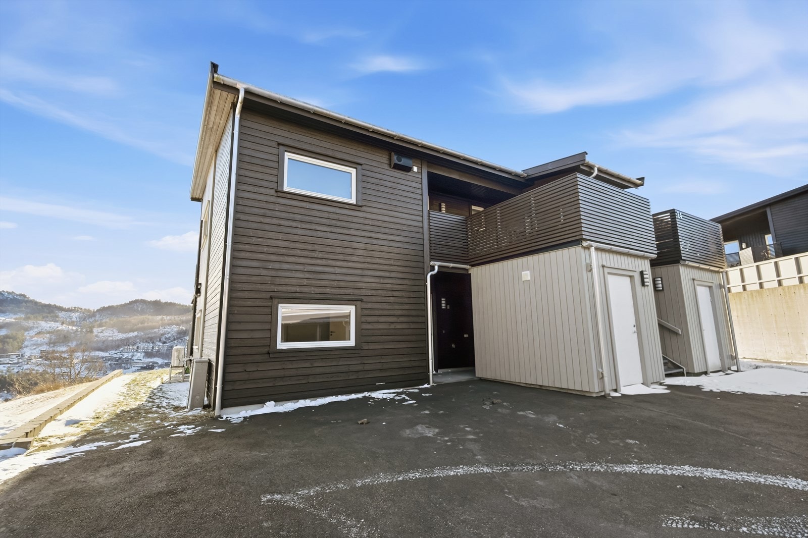 Biloppstillingsplass ved inngang. Galleribilde