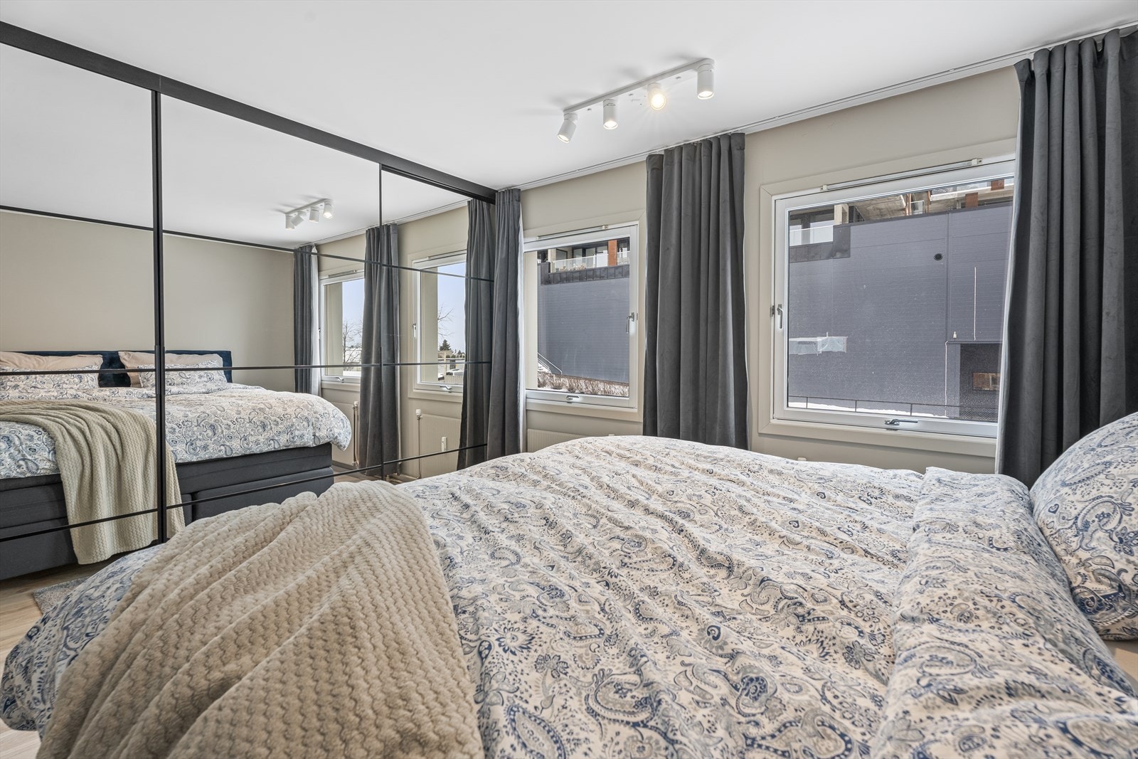 Her er det også en stor skyvedørsgarderobe med gode oppbevaringsmuligheter. Galleribilde