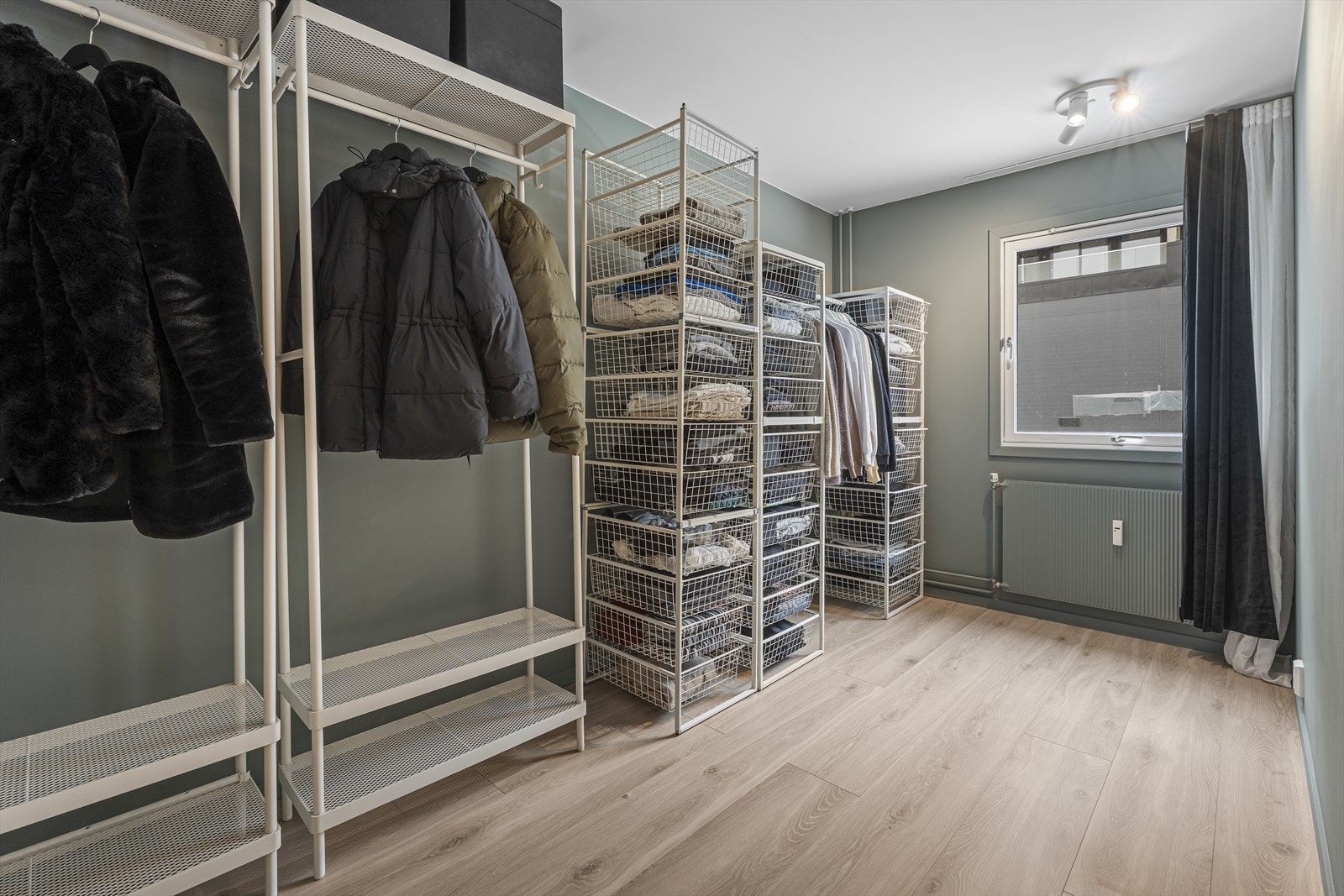 Dette soverommet brukes i dag som ekstra garderobeplass, men egner seg utmerket som barnerom, gjesterom eller kontor. Galleribilde