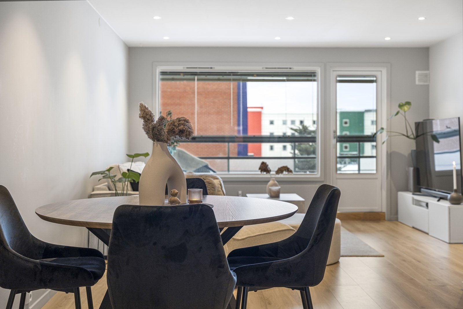 Veggene er malt i en tidsriktig og lun farge, og det er pent laminatgulv gjennomgående i leiligheten. Galleribilde