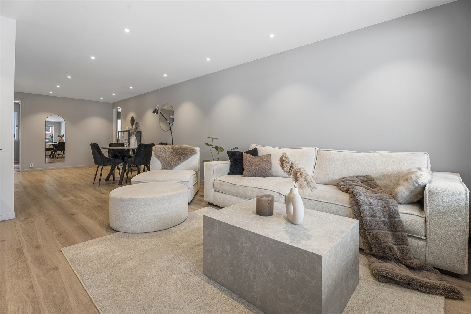 Her er det god plass til både sofagruppe med tilhørende medialøsning og spisebord. Galleribilde