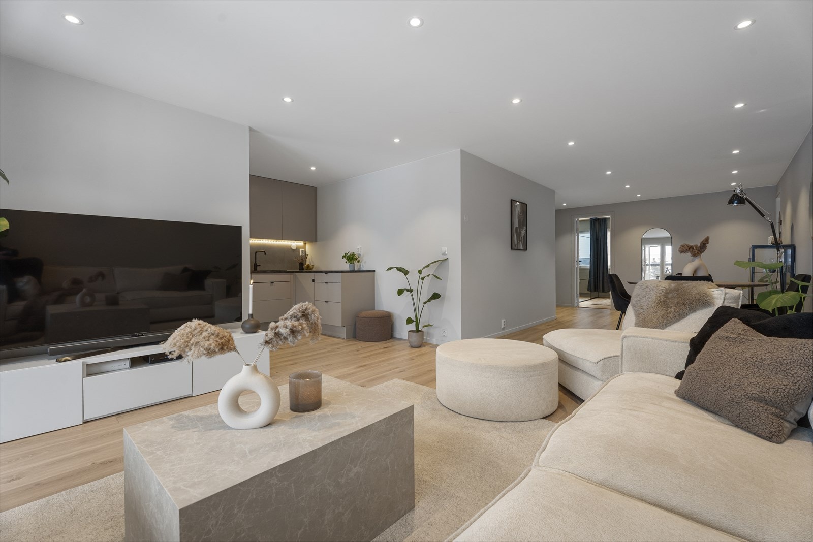 Den åpne løsningen mot kjøkkenet skaper en sosial og innbydende sone. Galleribilde