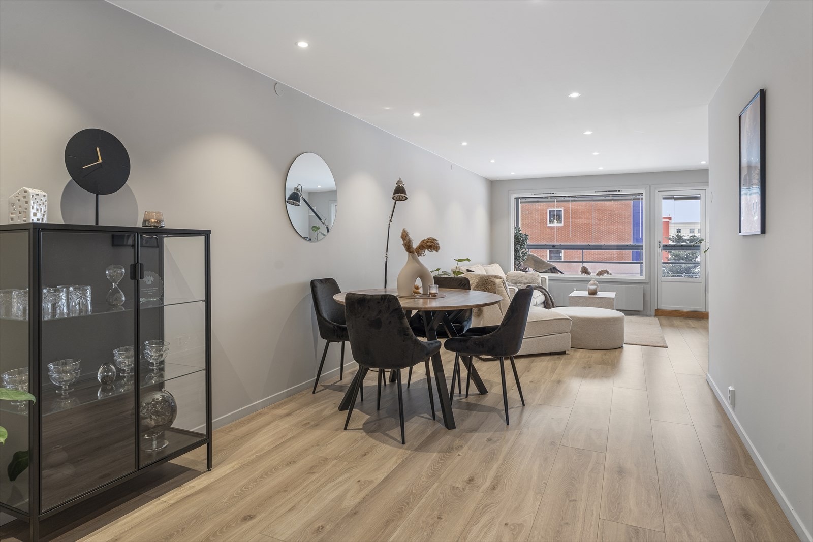 Det er god plass til en stor spisegruppe hvor venner og familie kan samles. Galleribilde