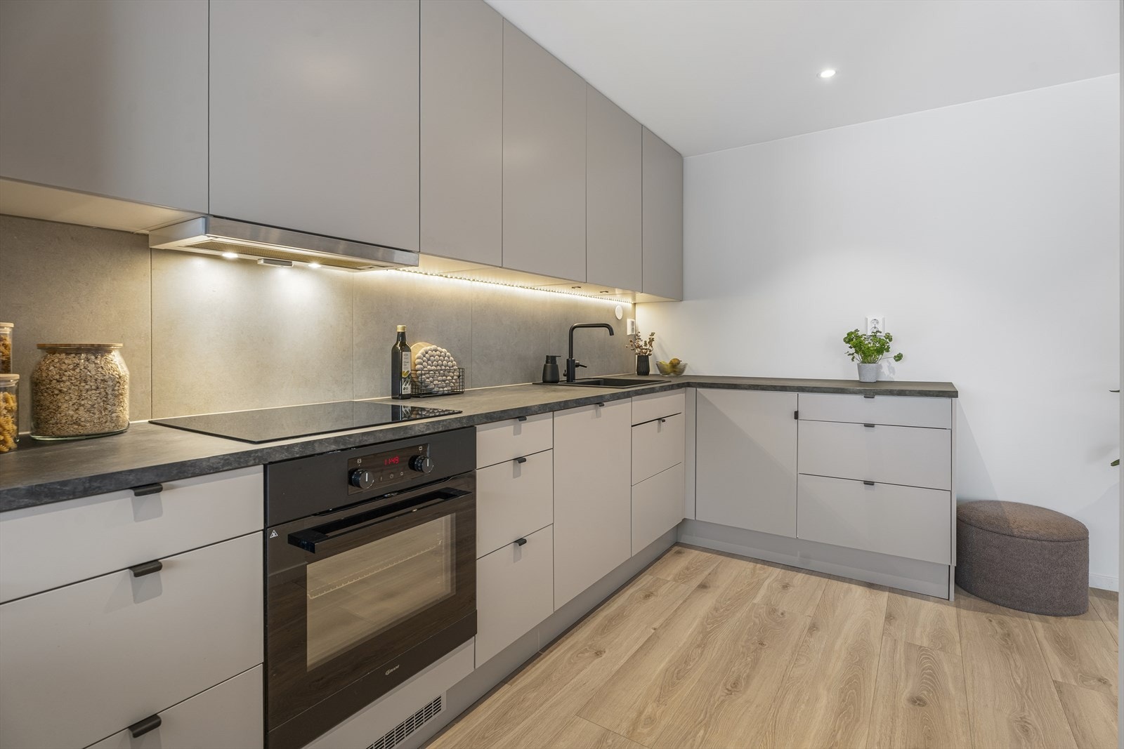 kjøkkenet er utstyrt med integrert kjøl-/fryseskap, oppvaskmaskin, stekeovn og induksjonstopp. Galleribilde