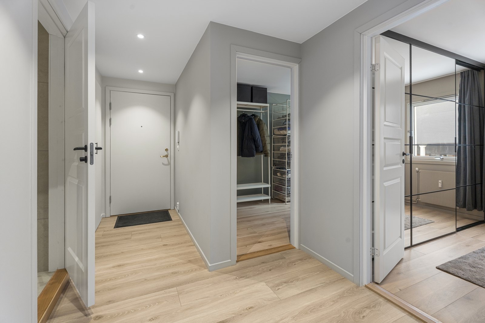 Inngangspartiet gir et godt førsteinntrykk av standarden i leiligheten. Galleribilde