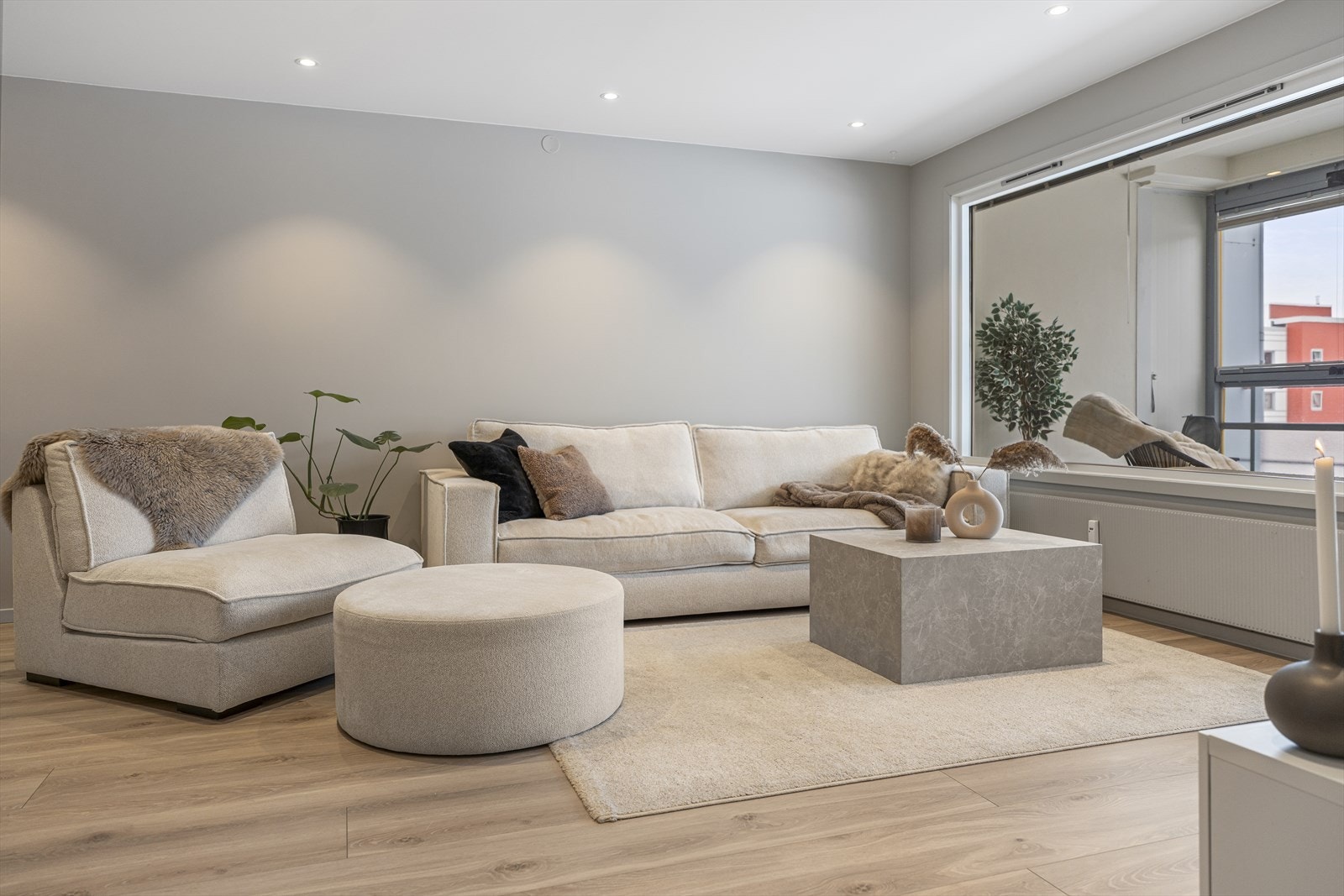 Downlights i himlingen sørger for jevn og behagelig belysning i hele rommet. Galleribilde