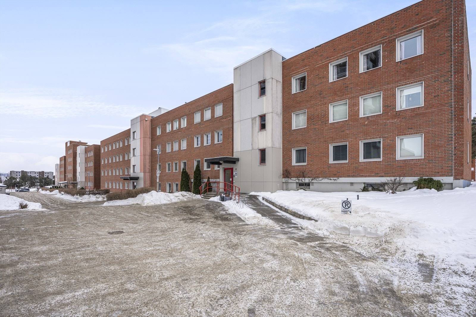 Leiligheten ligger i et veletablert og sentralt boligområde på Hamar Vest, rett ved Storhamarsenteret. Galleribilde