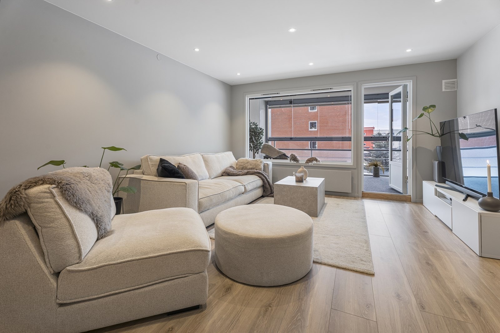 Stuen er leilighetens naturlige samlingspunkt, med store vindusflater som slipper inn rikelig med dagslys. Galleribilde