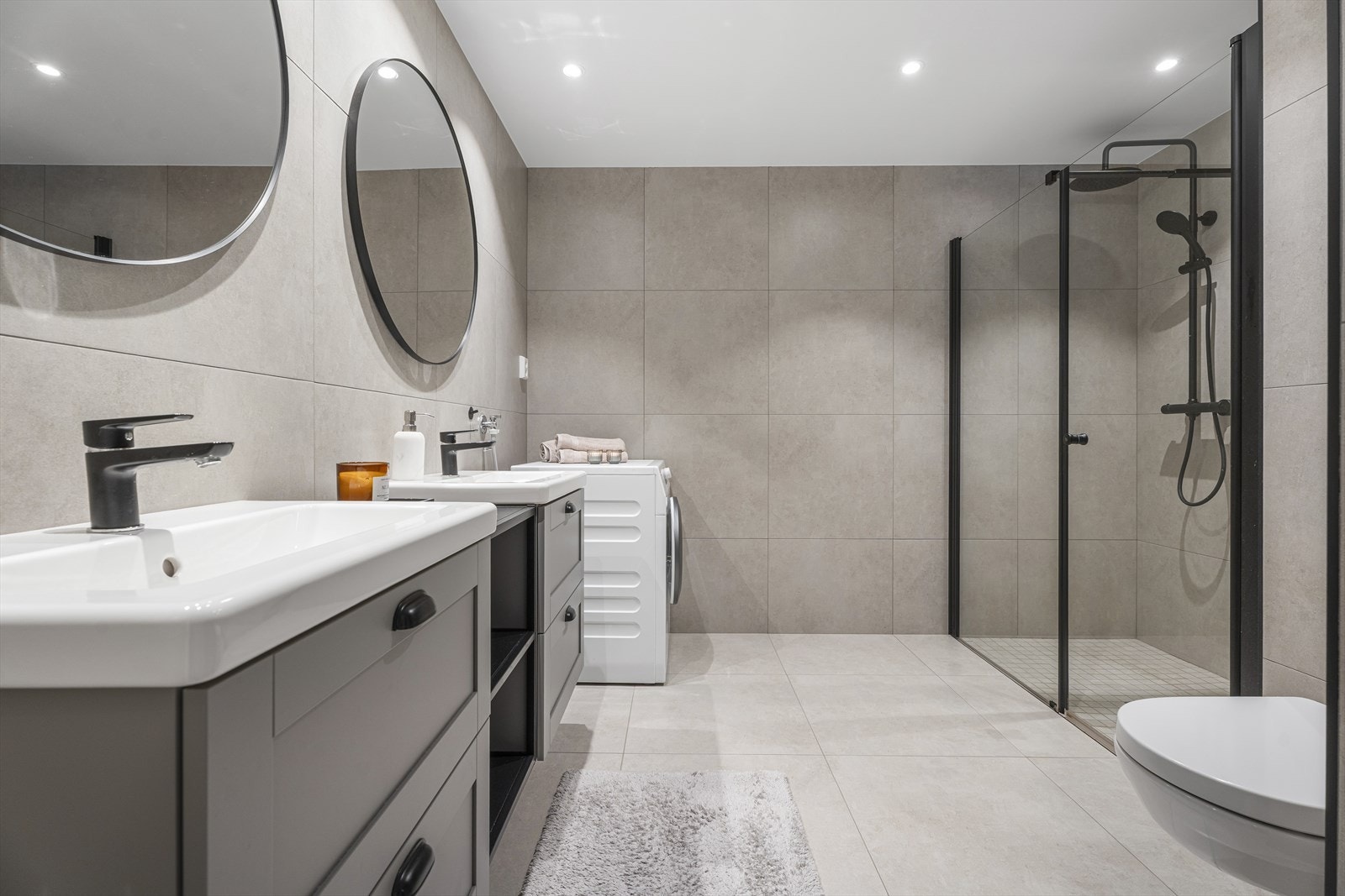 Baderommet er romslig og delikat, renovert i 2023. Galleribilde