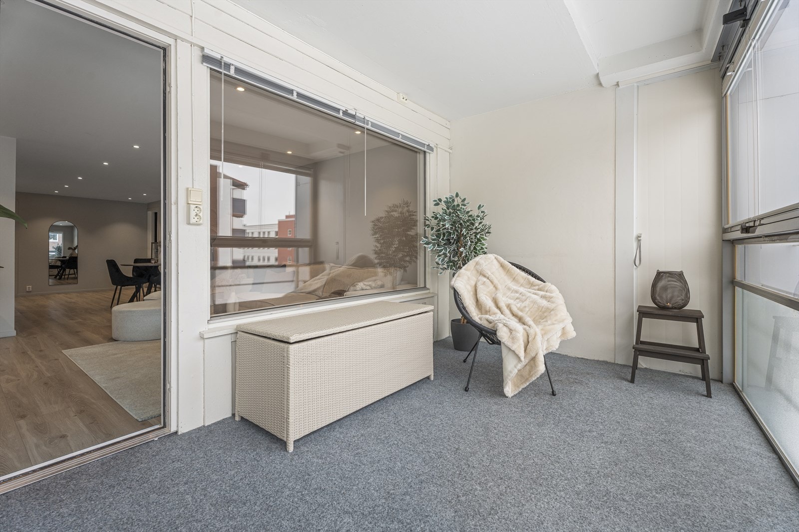 Fra stuen er det utgang til en herlig, innglasset balkong på ca. 13 kvm -perfekt for hyggelige sammenkomster med venner og familie. Galleribilde