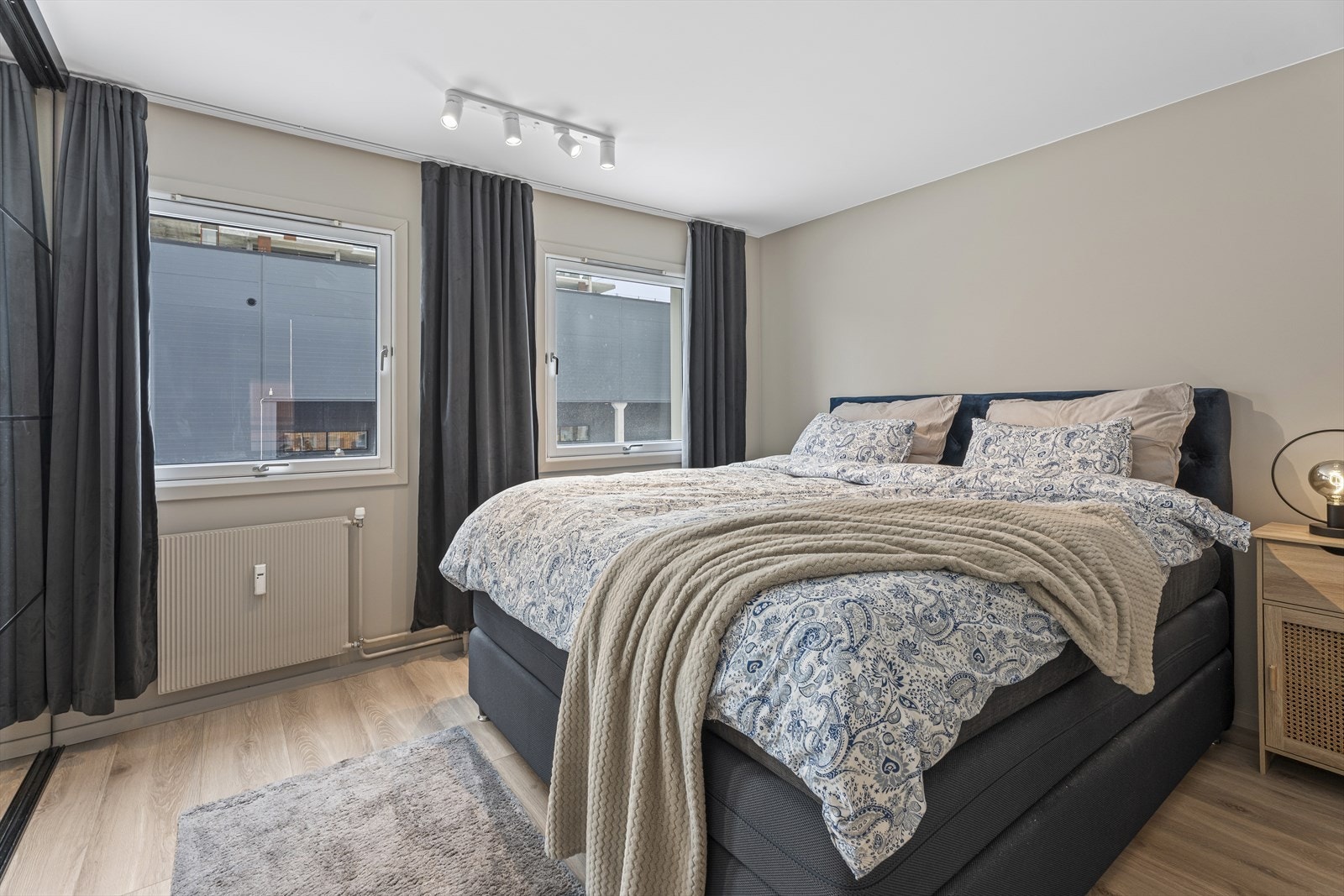 Hovedsoverommet er romslig med god plass til dobbeltseng, nattbord og øvrig møblement. Galleribilde