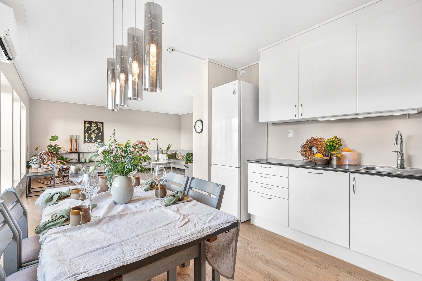 På kjøkkenet er det også god plass til spisebord i tilknytning til stuen. Galleribilde