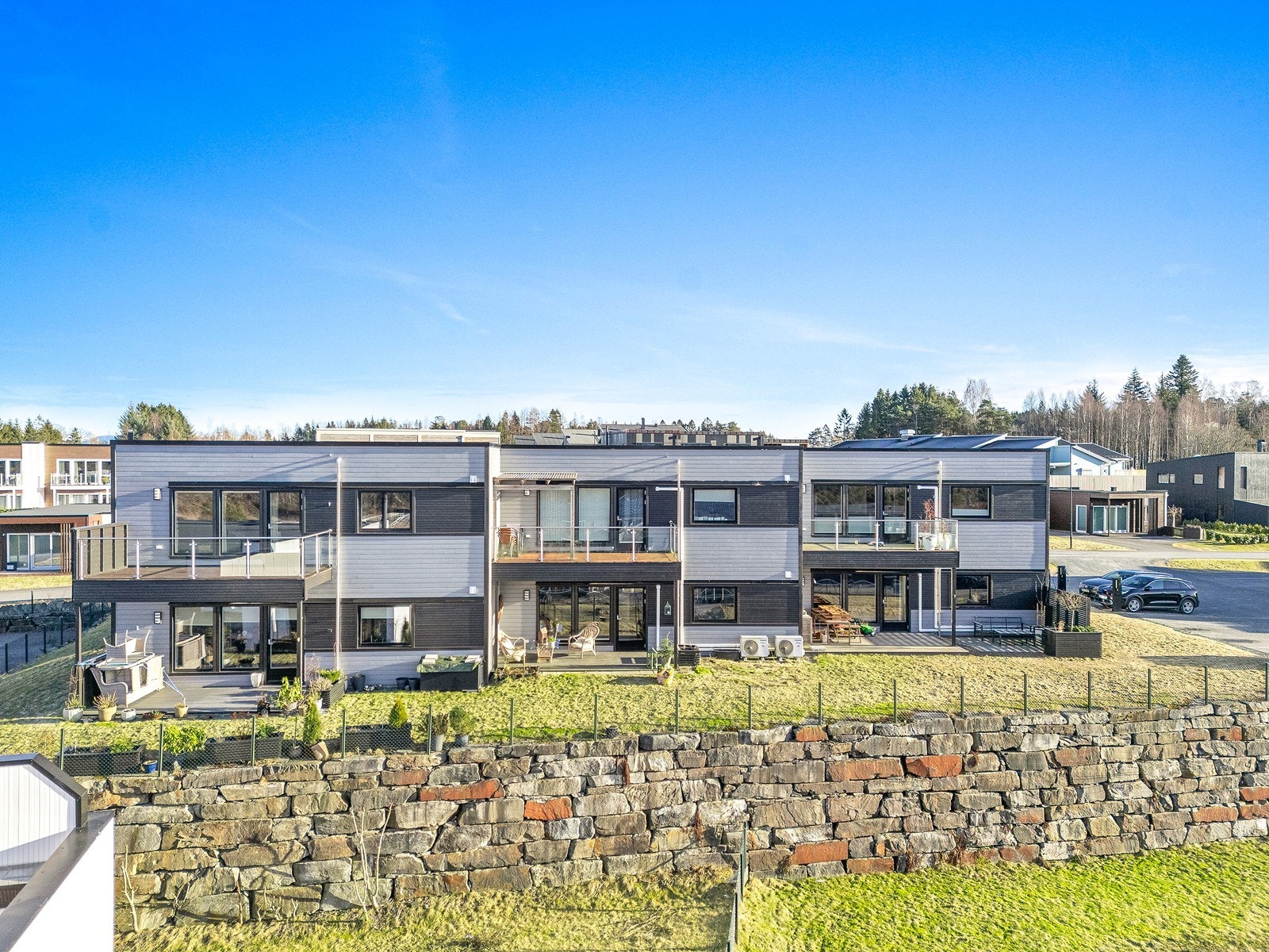 Fra leiligheten er det gangavstand til både skoler, barnehager, og dagligvarebutikker. Galleribilde