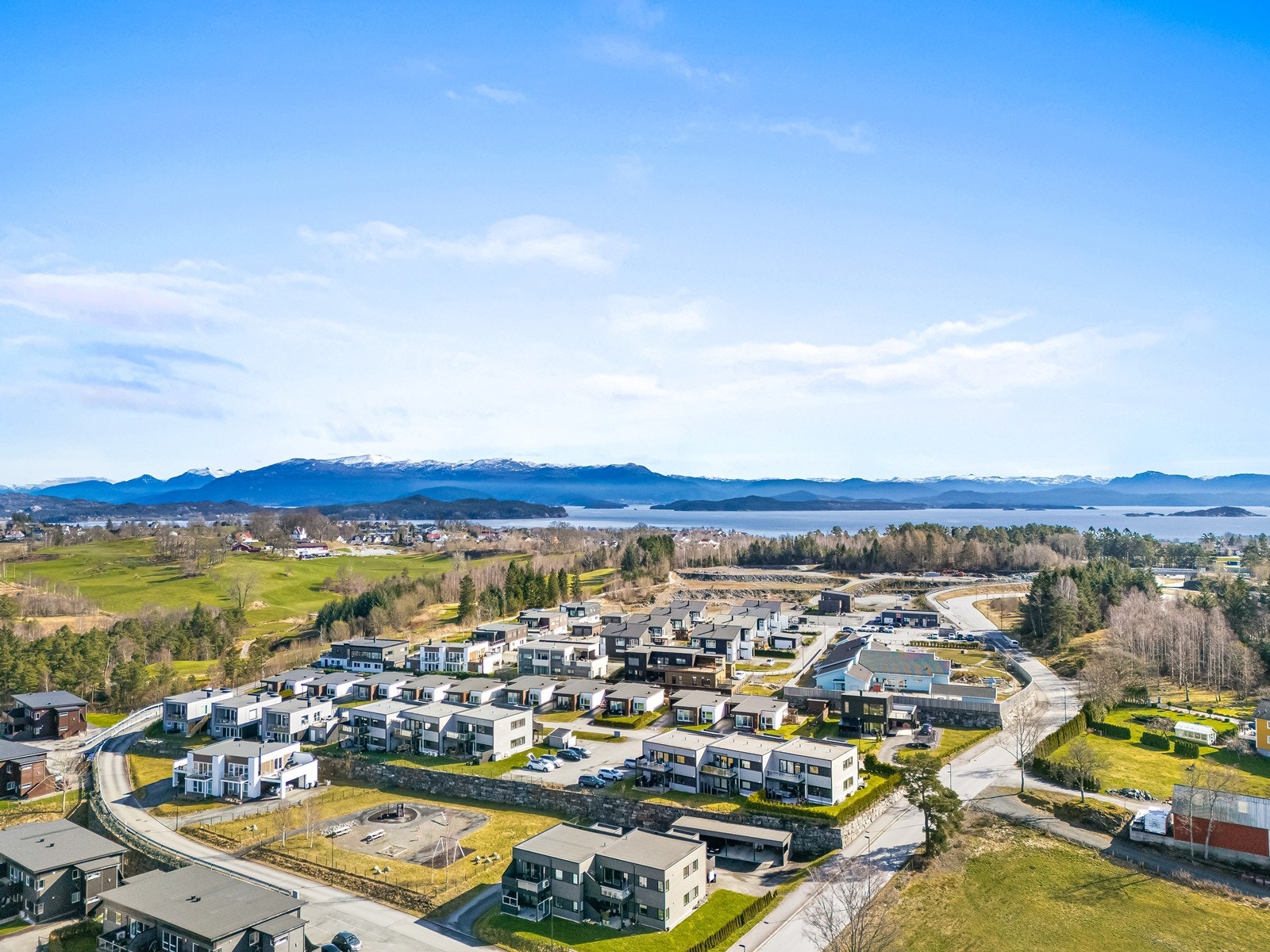 Boligfeltet ligger tett på både sjø og natur, og har både hestesenter og golfbane like i nærheten. Galleribilde