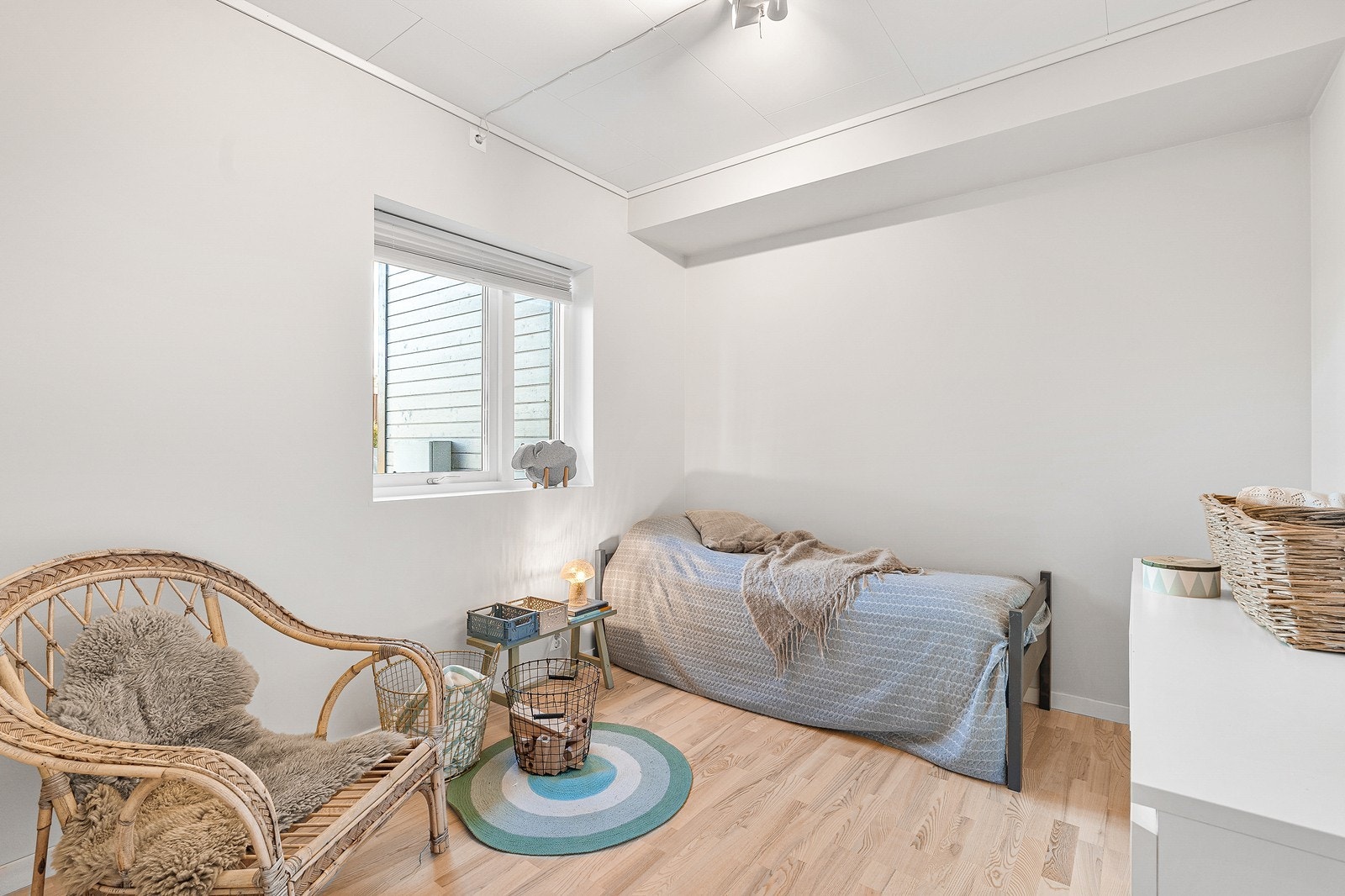 Leilighetens andre soverom er også av god størrelse og passer perfekt som enten barnerom, gjesterom eller kontor. Galleribilde