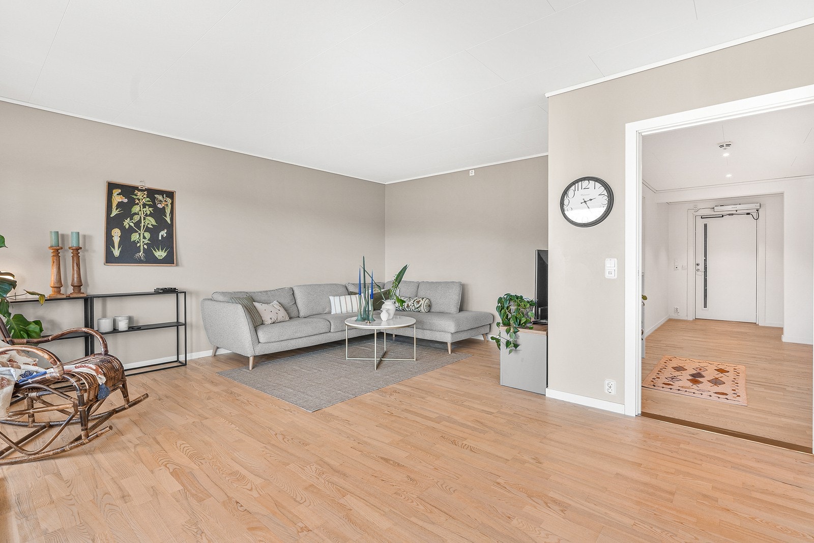 Stuen er lys og romslig med god plass til å innrede i flere soner. Galleribilde