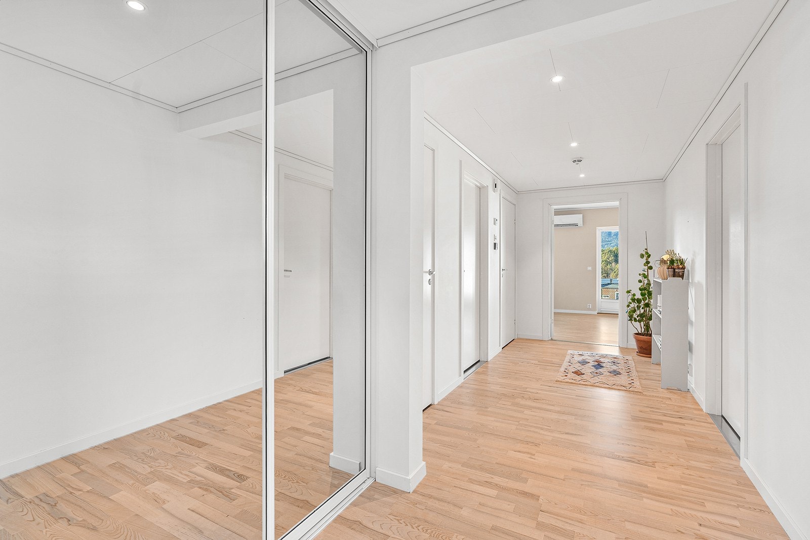 Her er det innredet med skyvedørsgarderobe som gir rikelig med plass til oppbevaring av ytterklær og plassering av sko. Galleribilde