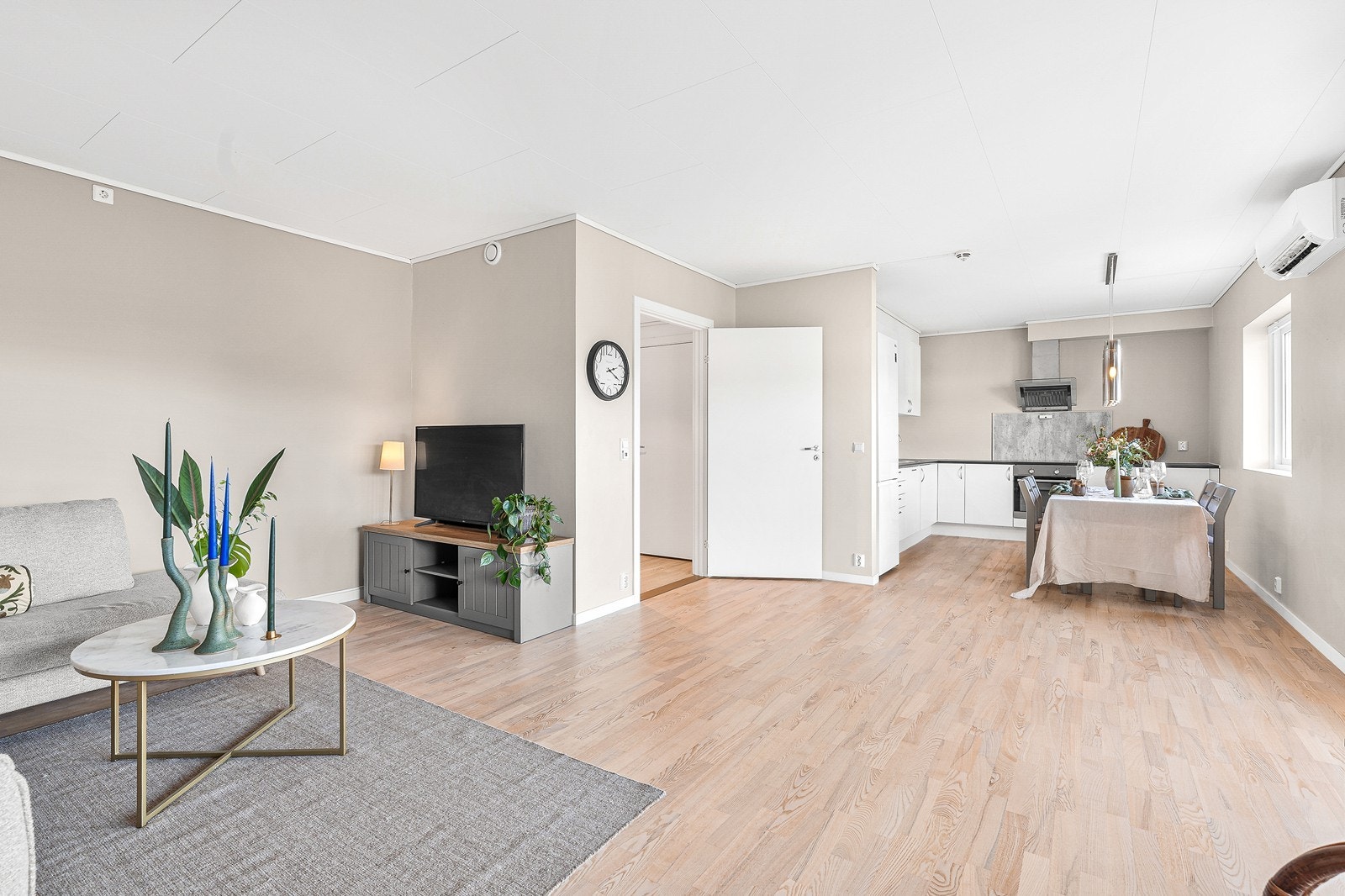 I stuen er det også installert varmepumpe, samt at det er utgang til terrassen og hagen. Galleribilde