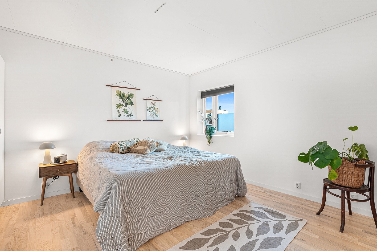 Hovedsoverommet er av god størrelse og har rikelig med plass til både dobbeltseng og annen ønskelig innredning. Galleribilde