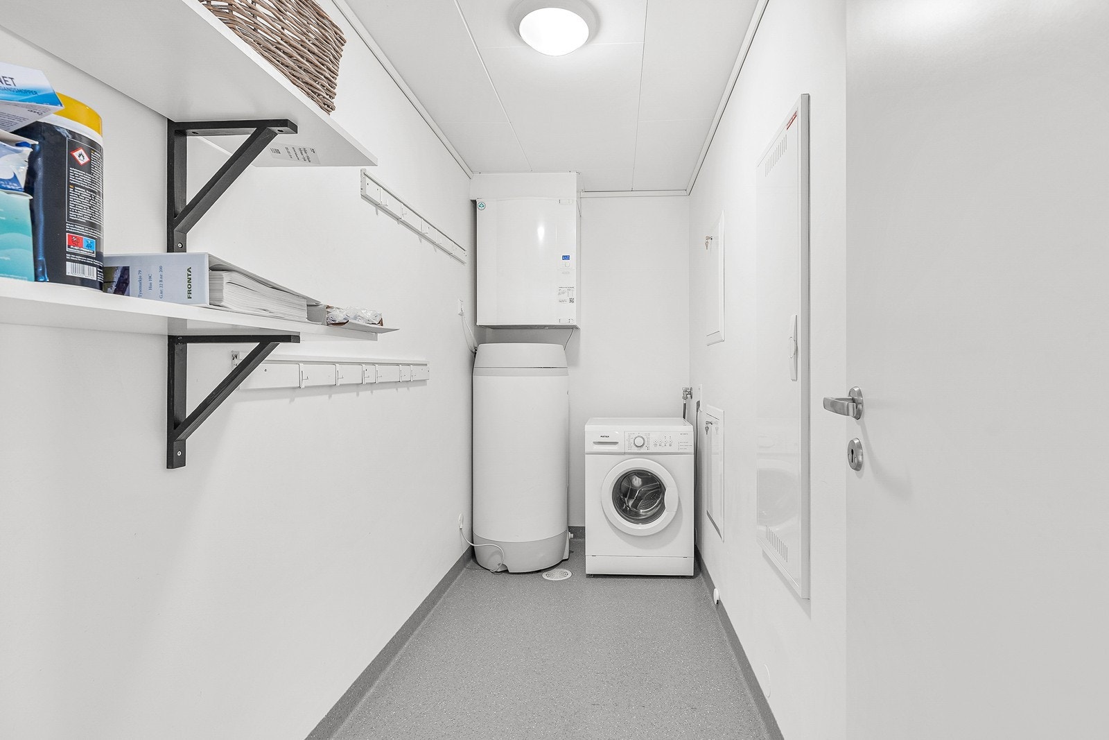 Vegg i vegg med badet finner man vaskerommet, som også har godt med plass til lagring. Rommet er innredet med opplegg for vaskemaskin, varmtvannsbereder, og aggregat til balansert ventilasjonsanlegg. Galleribilde