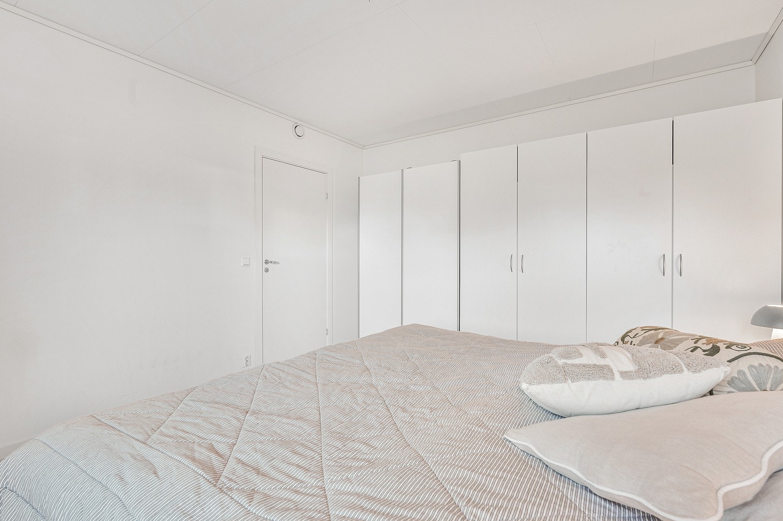 Hovedsoverommet er også innredet med stort garderobeskap som gir rikelig med oppbevaringsplass. Galleribilde