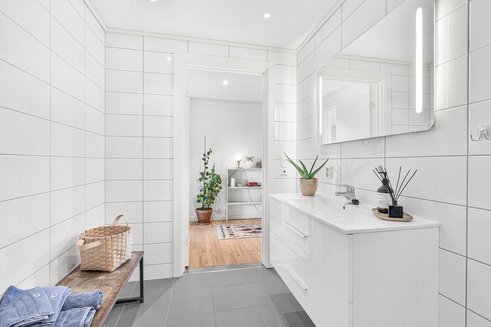 Badet har også varmekabler i gulvet og innfelte spotter i himling. Galleribilde