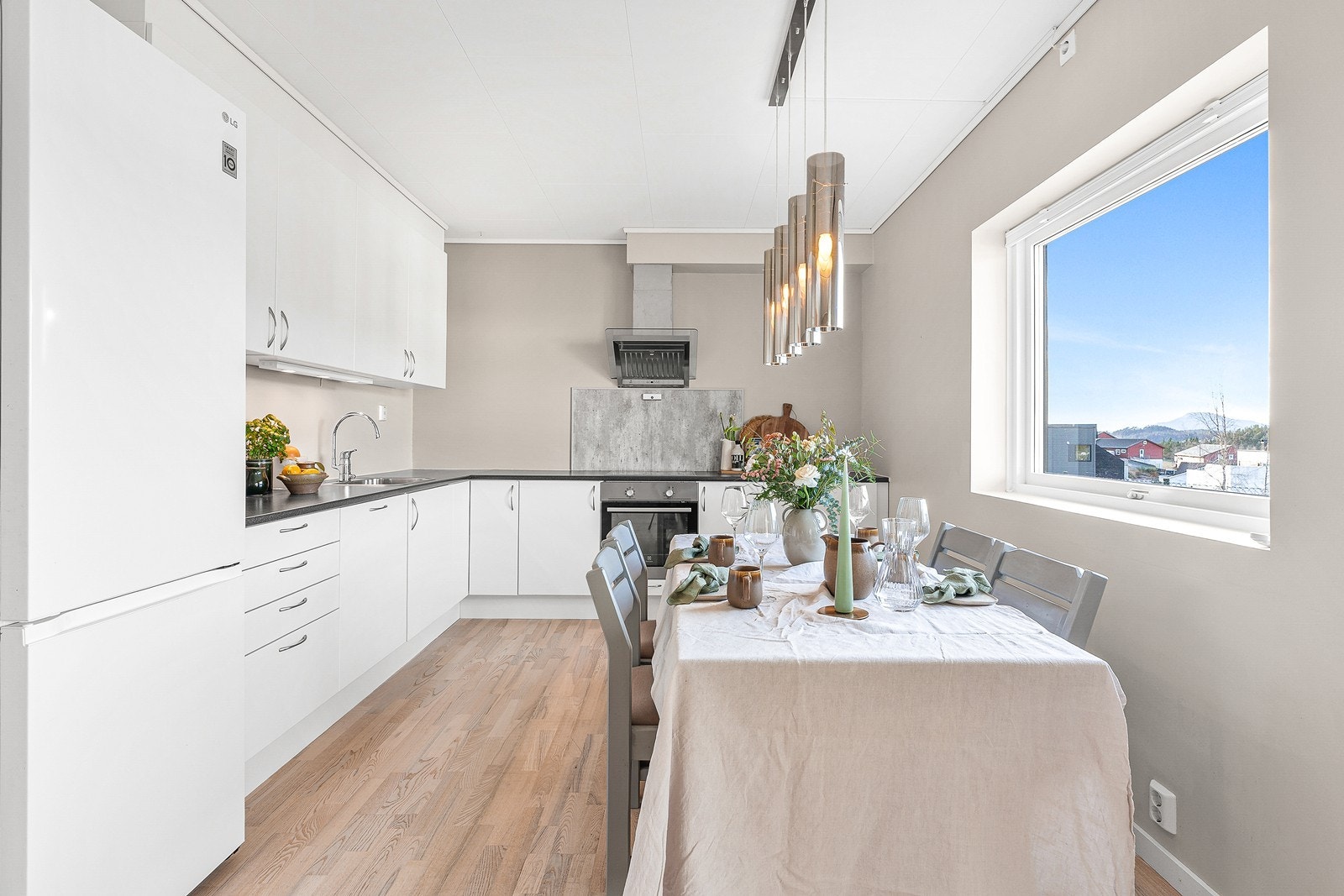 Kjøkkenet er også godt utnyttet og har rikelig med både skap og benkeplass. Galleribilde