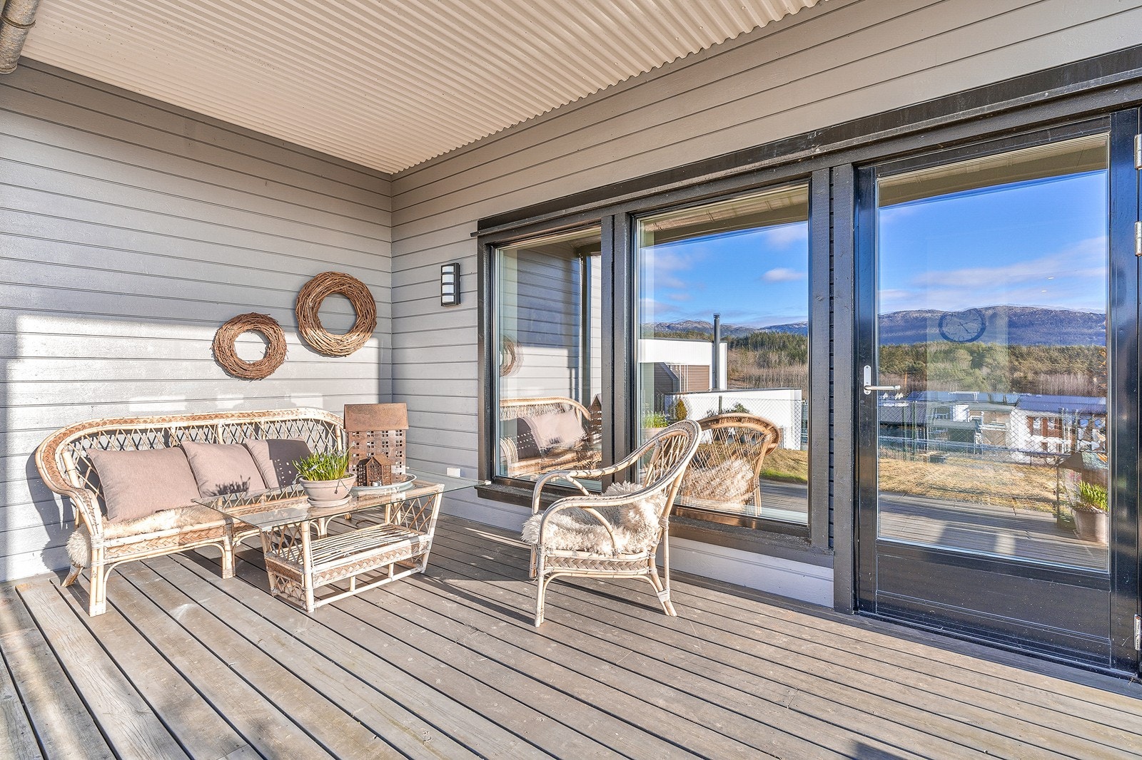 Leiligheten er beliggende i første etasje med vestvendt solrik terrasse med direkte tilgang til hagen. Galleribilde