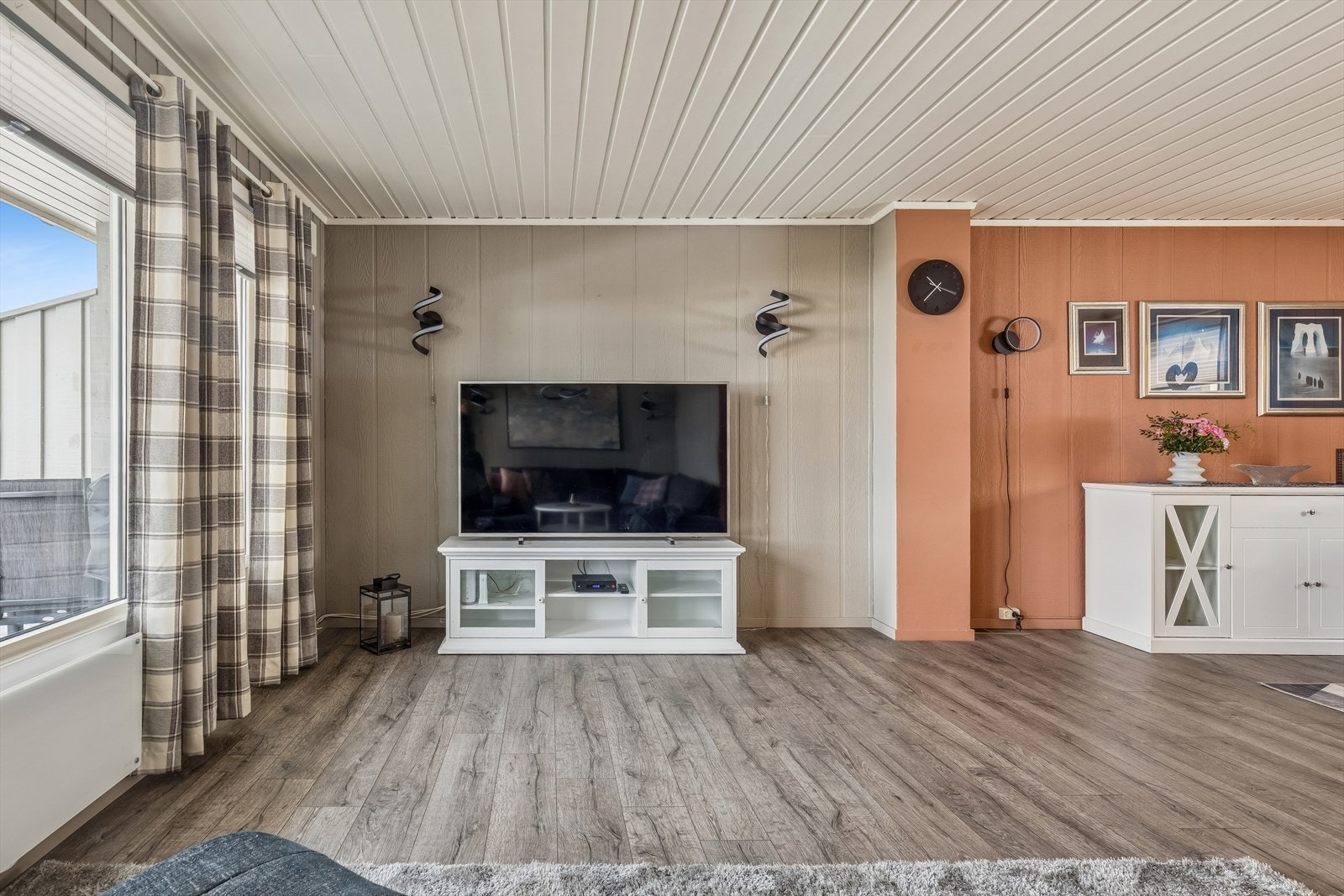 En luft/luft varmepumpe, montert i trappeløpet, bidrar til effektiv oppvarming. Galleribilde