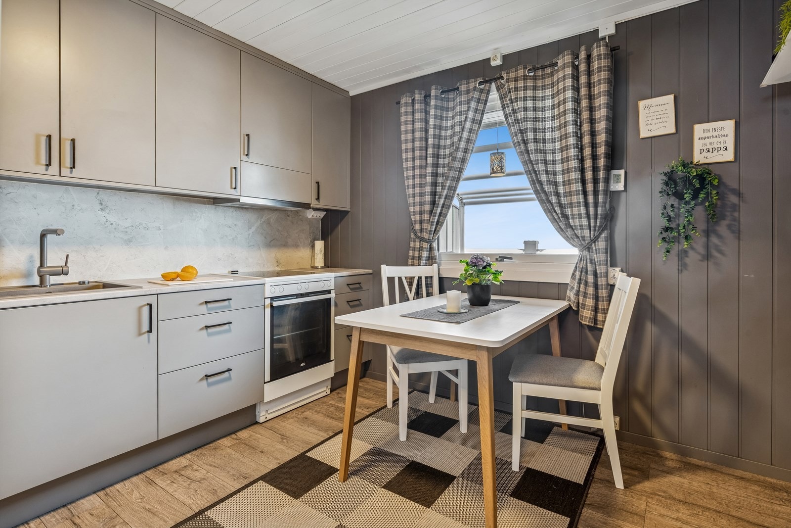 Kjøkkenventilator med avtrekk ut sørger for et godt inneklima under matlagingen. Galleribilde