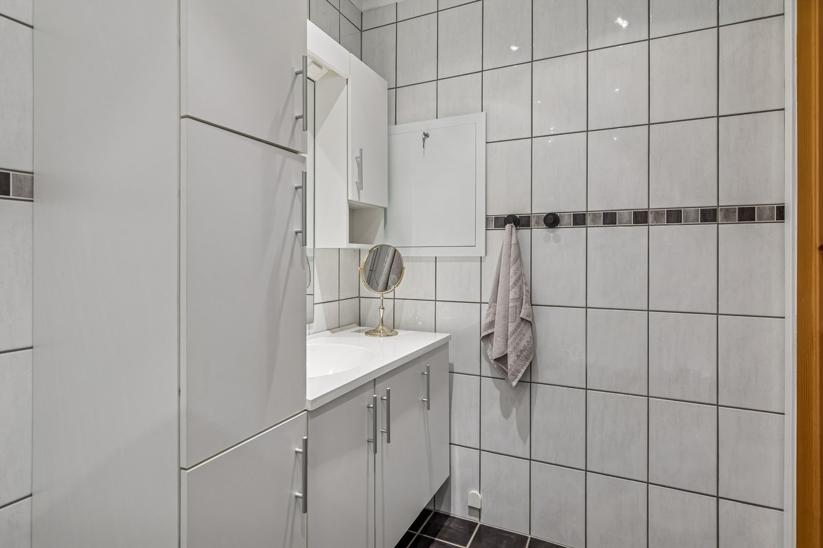 Flislagt bad/vaskerom renovert i 2006, med god skapplass i innredningen. Galleribilde