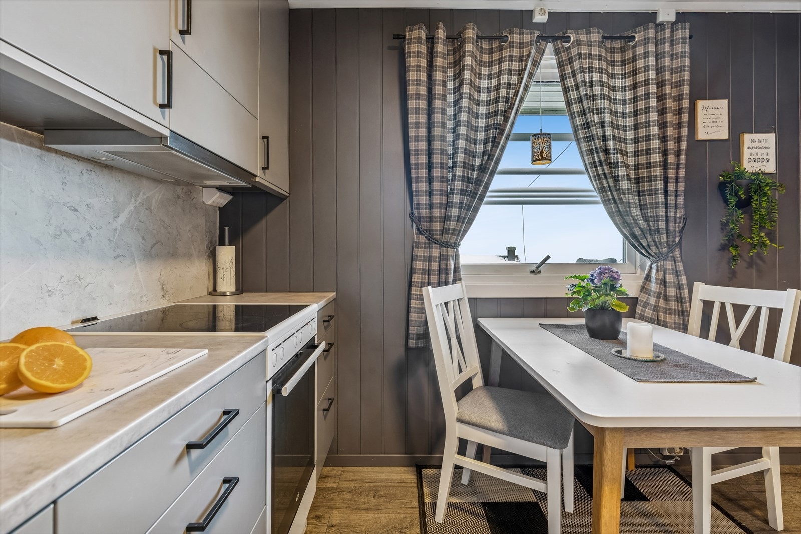 Her er det plass til en hyggelig spiseplass ved vinduet. Galleribilde