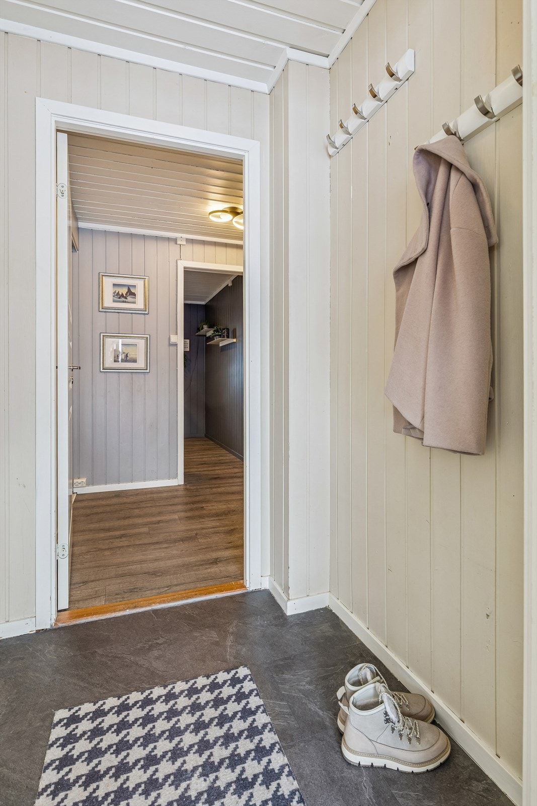 Velkommen inn i en lys entré med plass til å henge fra seg yttertøy. Galleribilde