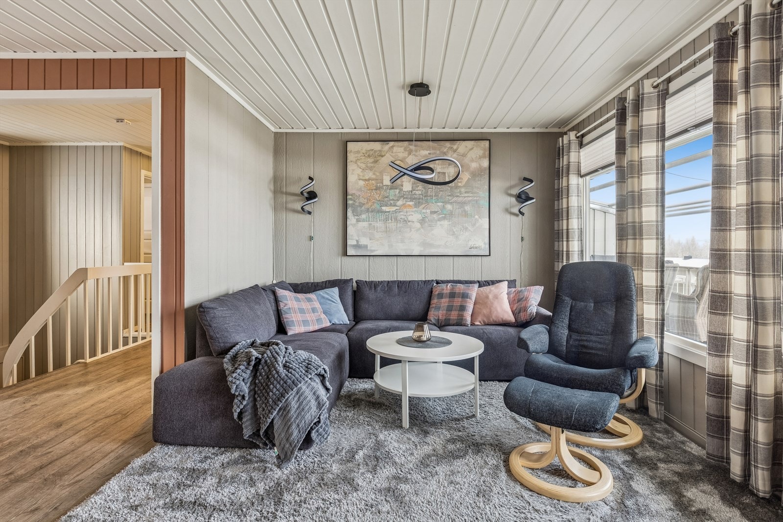 Veggene har en kombinasjon av malt trepanel, møbelpanel og Mdf-plater. Galleribilde