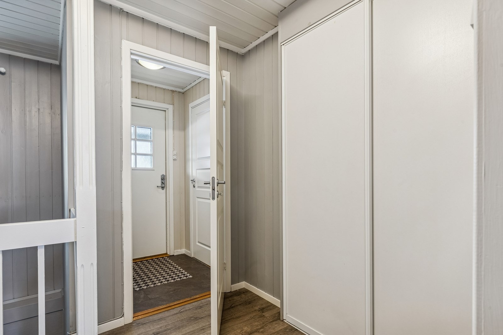 Praktiske oppbevaringsløsninger med bod i tilknytning til gangen. Galleribilde