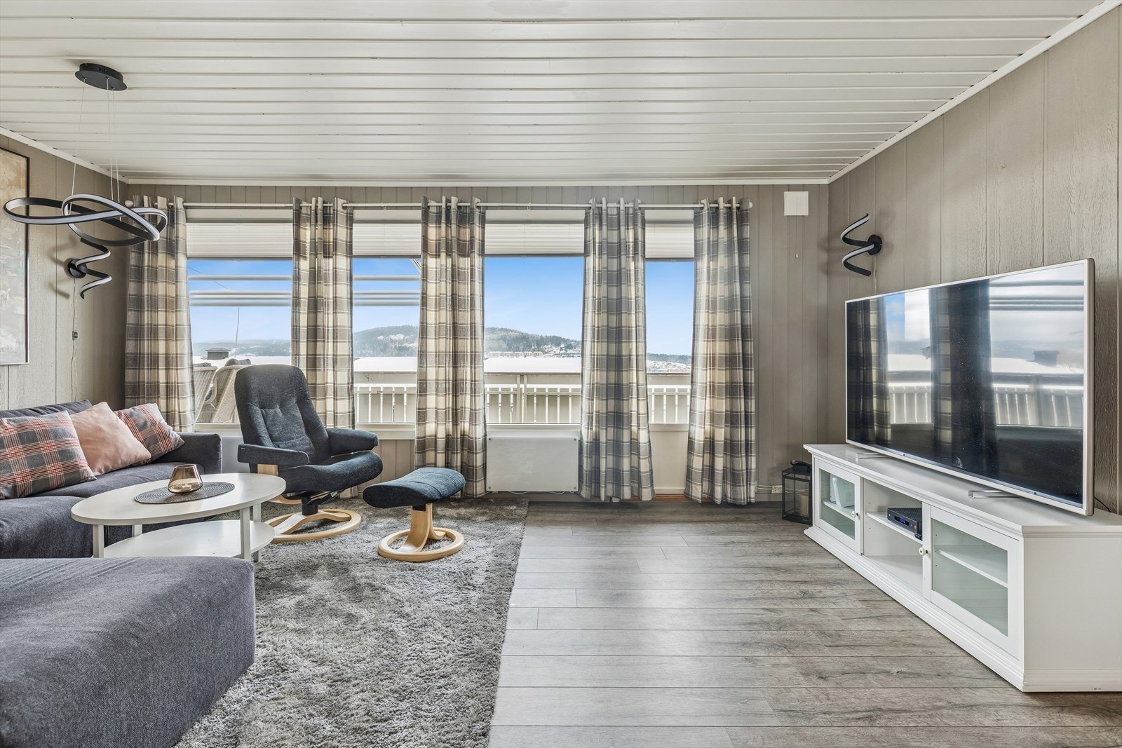 Stuen er lett møblerbar med god plass til sofagruppe og har vinylstaver på gulvet. Galleribilde