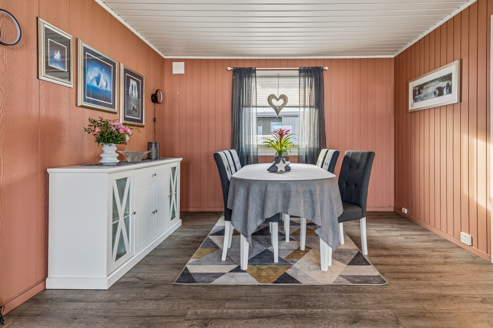 Den kombinerte stuen og spisestuen gir rom for både avslapning og sosiale sammenkomster. Galleribilde