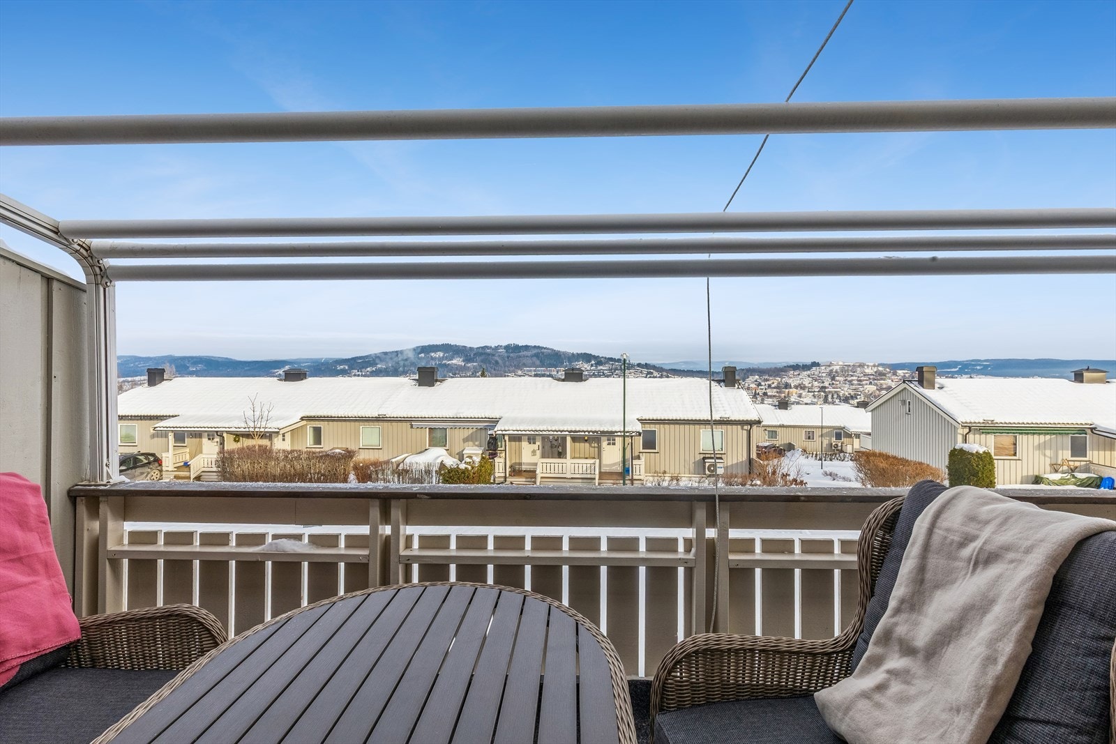 Rekkehuset ligger i populære Lia og har en flott utsikt over byen, festningen og nærområdet. Galleribilde