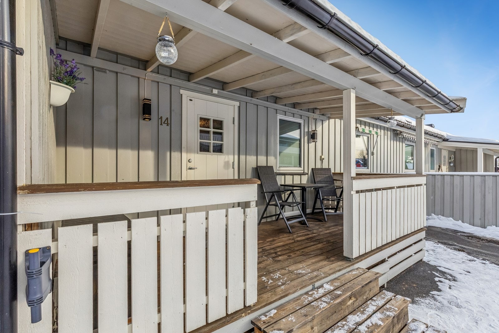 Ved inngangspartiet er det en overbygget, sørvestvendt entréterrasse på 10 m². Galleribilde