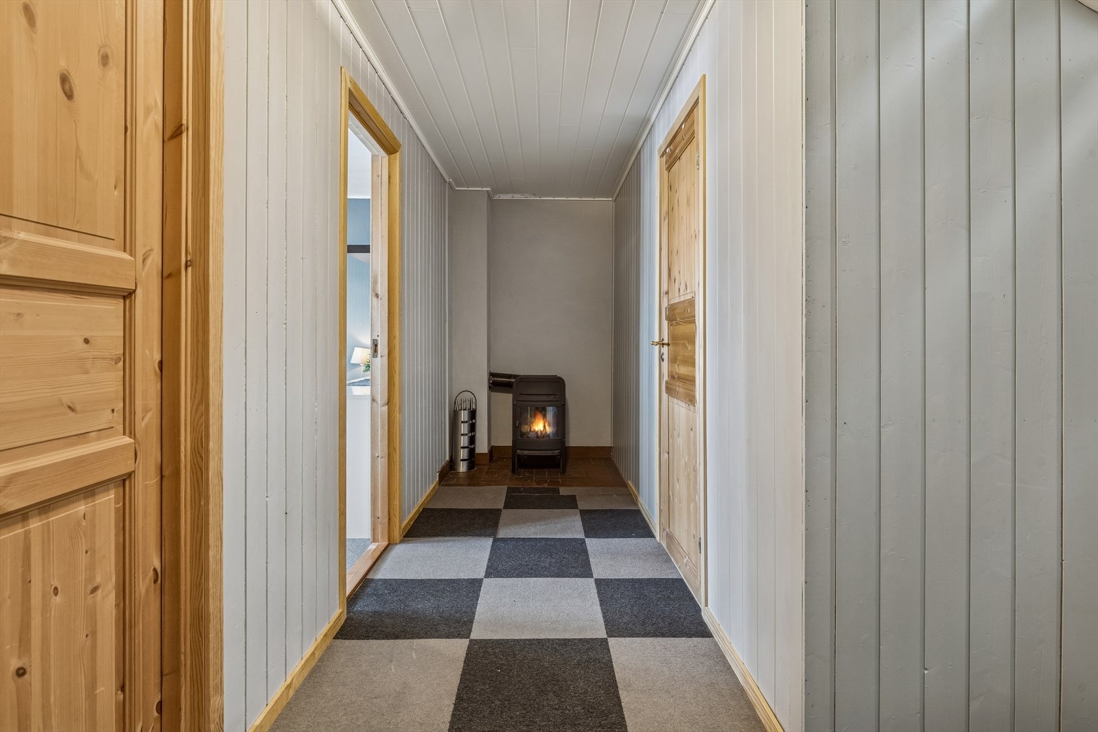 En nyere vedovn fra 2019 gir et kjærkomment tilskudd av varme på kalde dager. Galleribilde