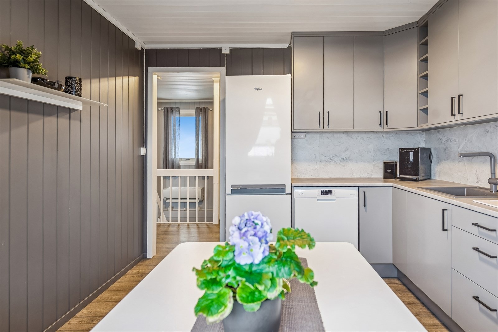 Kjøkkenet er nytt fra 2021 og levert av Epoq, med takhøye overskap for god utnyttelse. Galleribilde