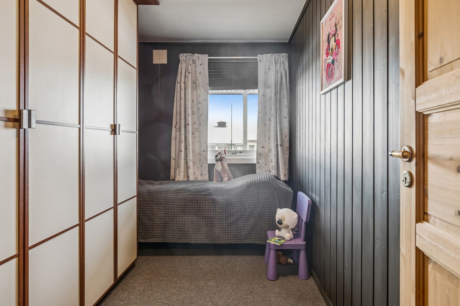 Alle soverommene har teppefliser på gulvet, som gir en lun atmosfære. Galleribilde