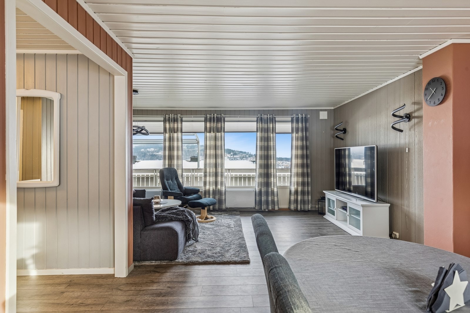 Store vindusflater gir godt med naturlig lys og binder stuen sammen med uteplassen. Galleribilde