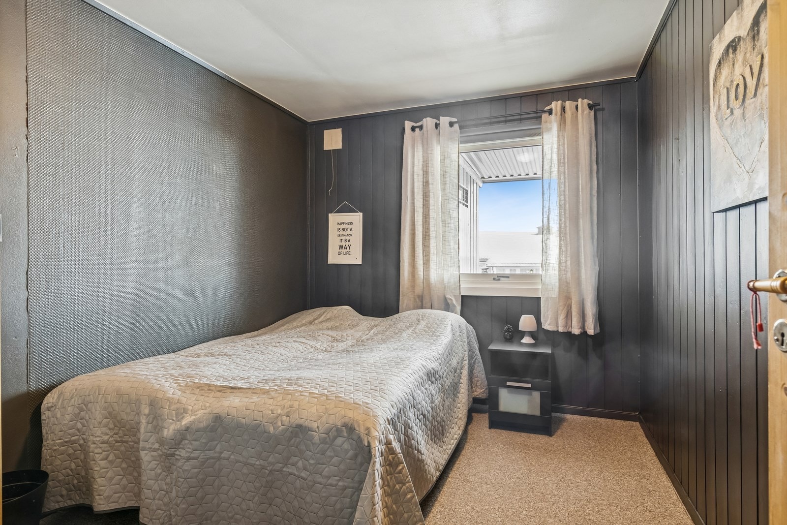 Soverommene er av god størrelse og har vegger med malt tapet og panel. Galleribilde