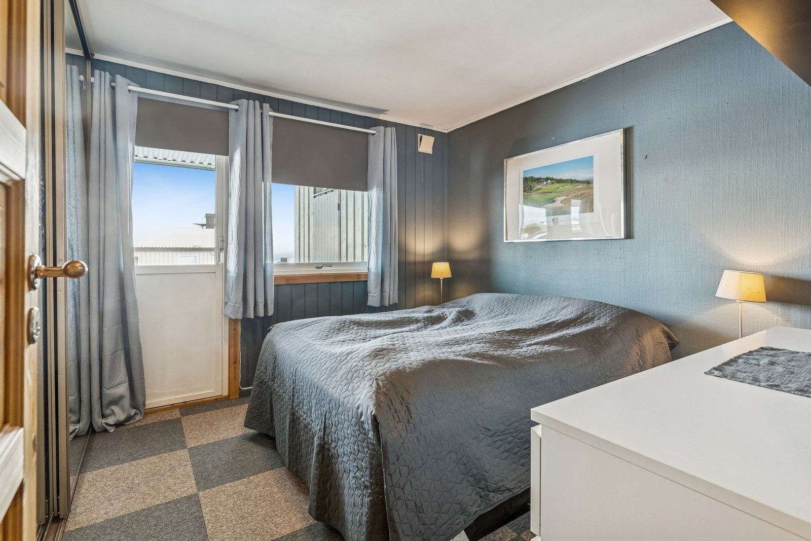 Hovedsoverommet har direkte utgang til en overbygget terrasse på 17 m². Galleribilde