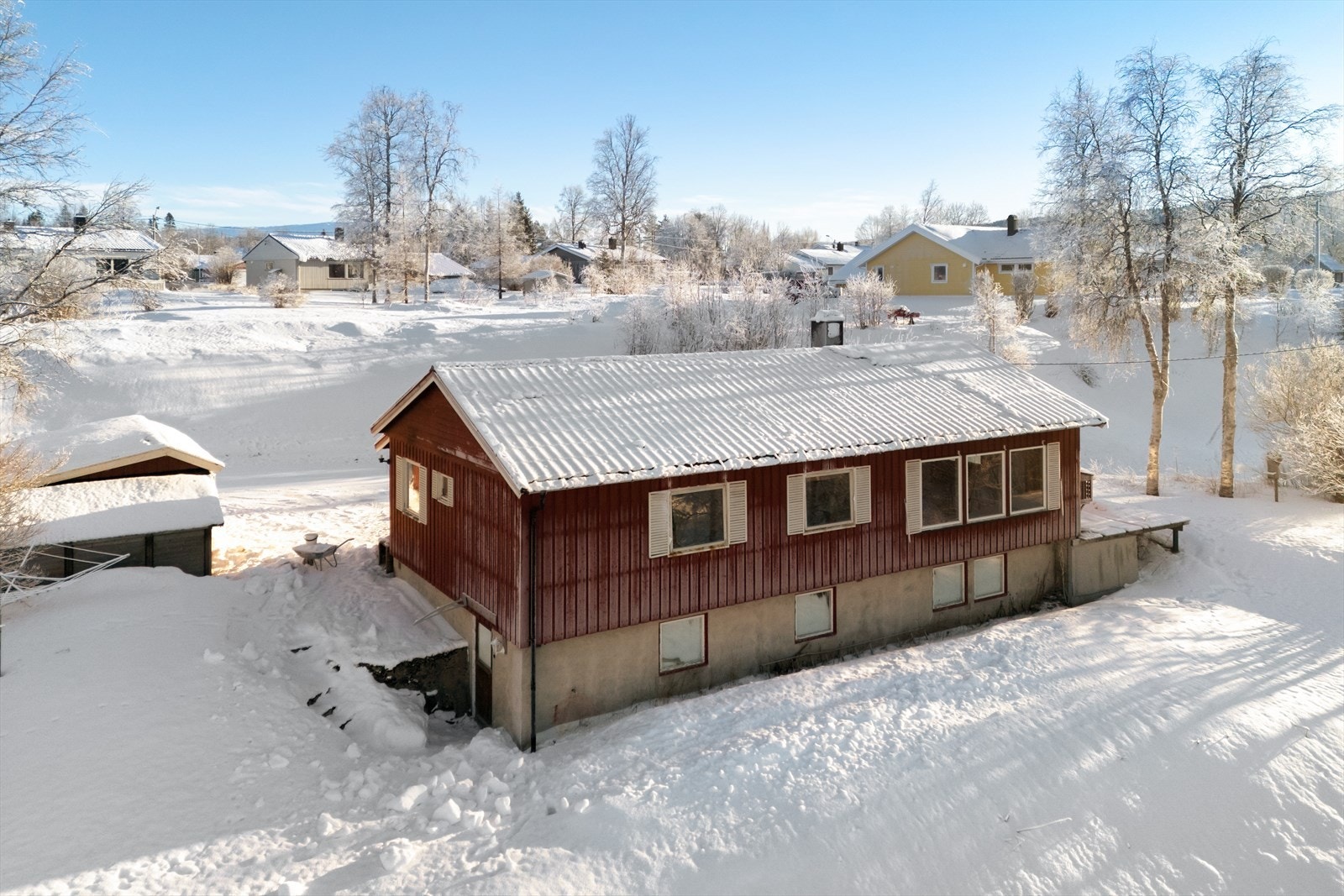 Romslig tomt opparbeidet i to nivået. Galleribilde