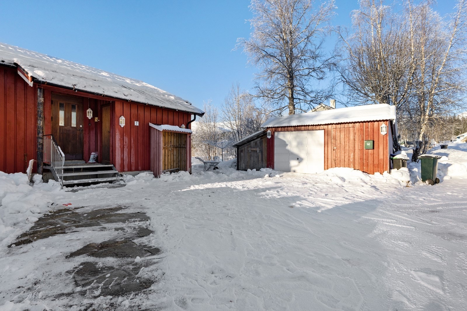 God parkeringsmuligheter på egen tomt samt i garasje. Det gjøres oppmerksom på at garasjen er bygd større enn det som er søkt om, se salgsoppgaven for mer informasjon. Galleribilde